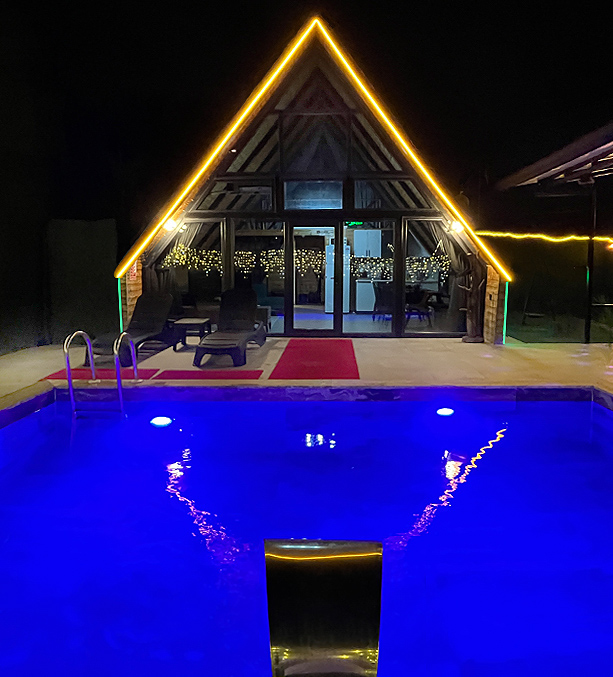 Amber ışıklarıyla A-frame bungalov