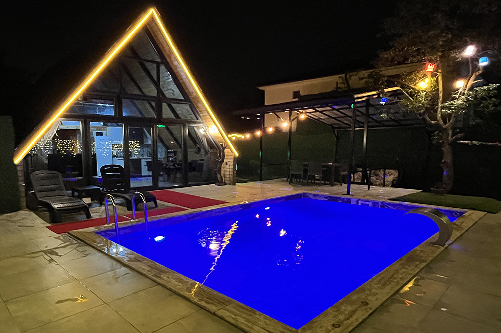 Gece aydınlatmalı A-frame bungalov ve ısıtmalı özel havuz